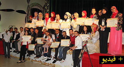 تكريم عدد من الاساتذة الجامعيين في حفل مؤثر بقاعة العروض بالمركب الثقافي بالناظور تكريم عدد من الاساتذة الجامعيين في حفل مؤثر بقاعة العروض بالمركب الثقافي بالناظور
