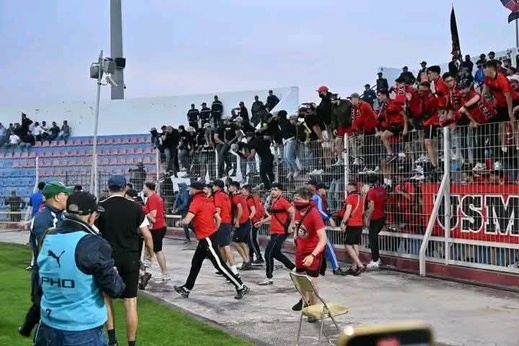 الجماهير الجزائرية تقتحم ملعب المسيرة.. تأجيل قمة نصف النهائي بين أولمبيك آسفي واتحاد العاصمة الجماهير الجزائرية تقتحم ملعب المسيرة.. تأجيل قمة نصف النهائي بين أولمبيك آسفي واتحاد العاصمة