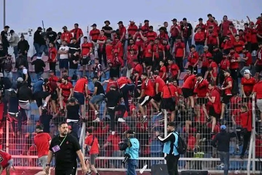 الجماهير الجزائرية تقتحم ملعب المسيرة.. تأجيل قمة نصف النهائي بين أولمبيك آسفي واتحاد العاصمة