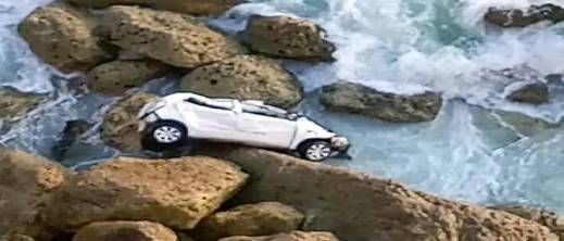 مصرع أسرة كاملة بعد سقوط سيارة من منحدر صخري مصرع أسرة كاملة بعد سقوط سيارة من منحدر صخري