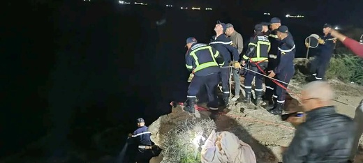 مصرع أسرة كاملة بعد سقوط سيارة من منحدر صخري مصرع أسرة كاملة بعد سقوط سيارة من منحدر صخري