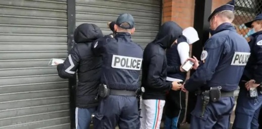 فرنسا تطرد مهاجرا مغربيا وسط تفاعل عائلة لوبان فرنسا تطرد مهاجرا مغربيا وسط تفاعل عائلة لوبان