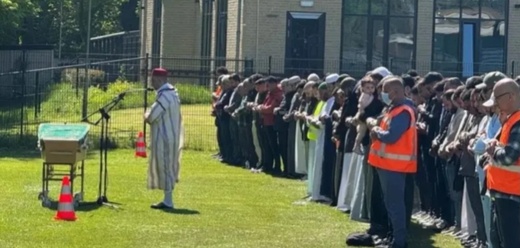 تشييع مهيب للطفلة نور في هولندا والتحقيقات تتواصل لكشف ملابسات الجريمة تشييع مهيب للطفلة نور في هولندا والتحقيقات تتواصل لكشف ملابسات الجريمة