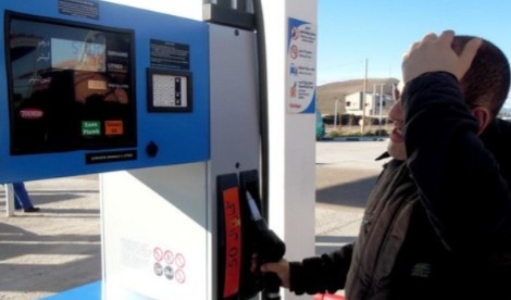 الحكومة تدافع عن أسعار المحروقات وتربطها بتقلبات الأسواق العالمية