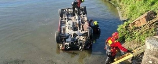 انقلاب سيارة في قناة مائية بإيطاليا يخلف ثلاثة قتلى من العمال المغاربة انقلاب سيارة في قناة مائية بإيطاليا يخلف ثلاثة قتلى من العمال المغاربة