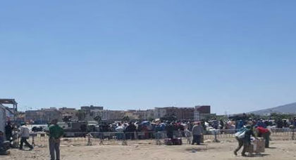 ممتهني التهريب المعيشي يكسرون أصبع أحد عناصر الامن في حادث تدافع خطير بمعبر فرخانة ممتهني التهريب المعيشي يكسرون أصبع أحد عناصر الامن في حادث تدافع خطير بمعبر فرخانة