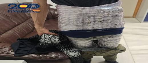 مطار مليلية.. توقيف مسافر بحوزته أزيد من 7 كيلوغرامات من الحشيش