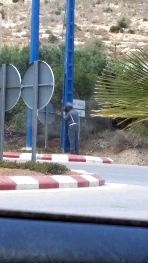 صورة دركي يترصد سرعة السيارات بطريقة غريبة عند مدخل الحسيمة تثير زوبعة انتقادات على الفايسبوك صورة دركي يترصد سرعة السيارات بطريقة غريبة عند مدخل الحسيمة تثير زوبعة انتقادات على الفايسبوك