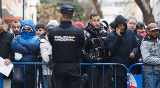 المحكمة العليا الإسبانية ترفض تعليق تسوية أوضاع مئات آلاف المهاجرين المحكمة العليا الإسبانية ترفض تعليق تسوية أوضاع مئات آلاف المهاجرين