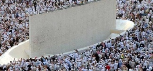 الحجاج يؤدون شعيرة رمي الجمرات بانسيابية في أول أيام التشريق الحجاج يؤدون شعيرة رمي الجمرات بانسيابية في أول أيام التشريق