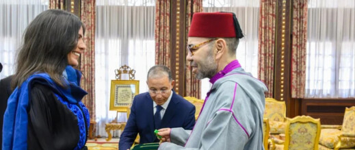 جلالة الملك يستقبل بالقصر الملكي بالرباط المتسلقة المغربية نوال صفنضلة ويوشحها بوسام المكافأة الوطنية