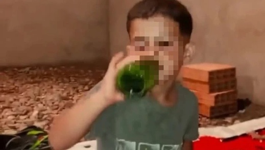 واقعة إرغام طفل على شرب الخمر.. القضاء يدين المتهمين بعشر سنوات واقعة إرغام طفل على شرب الخمر.. القضاء يدين المتهمين بعشر سنوات
