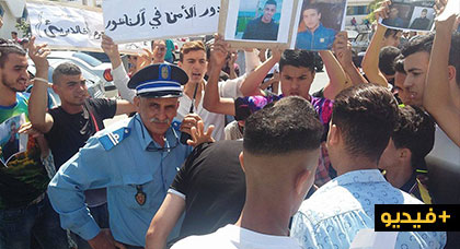 أسرة وأصدقاء الشاب المقتول يخرجون في مسيرة إحتجاجية للمطالبة بإلقاء القبض على شركاء الجاني أسرة وأصدقاء الشاب المقتول يخرجون في مسيرة إحتجاجية للمطالبة بإلقاء القبض على شركاء الجاني