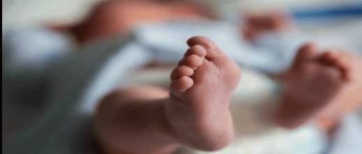 العثور على رضيع حديث الولادة متخلى عنه
