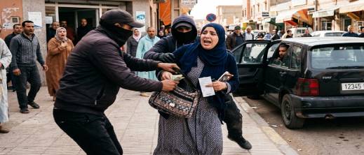 توقيف مشتبه فيهم بعد سرقة 45 ألف درهم من شابة قرب وكالة لتحويل الأموال