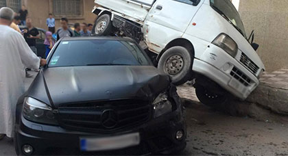 بالصور.. حادثة سير غريبة وسط مدينة الحسيمة تخلف خسائر مادية جسيمة‎
