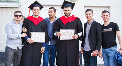 أسرة ناظورسيتي تهنئ إبني الناظور  اسامة مسعودي و إلياس الكاموني بمناسبة تخرجهما من كلية الصيدلة