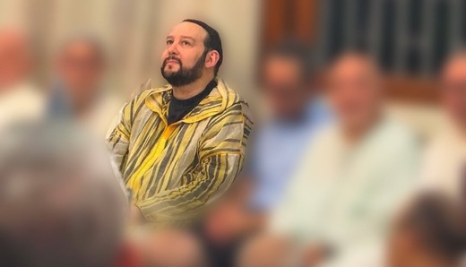 منير القادري بودشيش وموظف قضائي.. صورة تثير أسئلة الحياد
