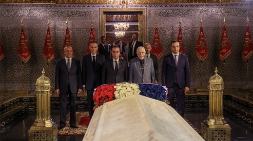 الوزير الأول الفرنسي يزور ضريح محمد الخامس بالرباط الوزير الأول الفرنسي يزور ضريح محمد الخامس بالرباط