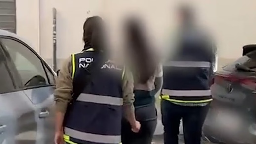 تفكيك شبكتين لتزوير وثائق الإقامة بمليلية وتوقيف 34 شخصاً تفكيك شبكتين لتزوير وثائق الإقامة بمليلية وتوقيف 34 شخصاً