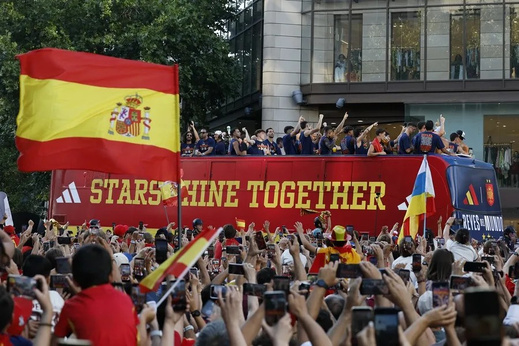مونديال 2026.. أكثر من مليون مشجع يغزون شوارع مدريد لإستقبال المنتخب الإسباني مونديال 2026.. أكثر من مليون مشجع يغزون شوارع مدريد لإستقبال المنتخب الإسباني