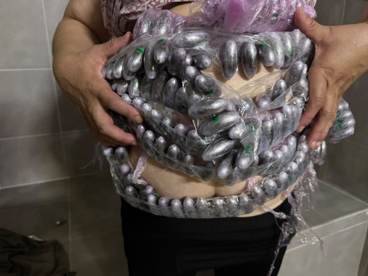 213 "كبسولة" حشيش على جسد امرأة.. تفاصيل إحباط عملية تهريب مثيرة بمعبر تراخال 213 "كبسولة" حشيش على جسد امرأة.. تفاصيل إحباط عملية تهريب مثيرة بمعبر تراخال