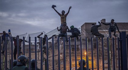 استنفار أمني بحدود مليلية بعد اقتحامها من طرف 120 مهاجراً استنفار أمني بحدود مليلية بعد اقتحامها من طرف 120 مهاجراً