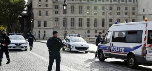 إصابة ثلاثة أشخاص في هجوم بسلاح أبيض بباريس وتوقيف المشتبه به إصابة ثلاثة أشخاص في هجوم بسلاح أبيض بباريس وتوقيف المشتبه به