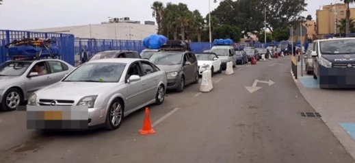 نحو 220 سيارة تعبر معبر بني أنصار في الساعات الأولى بعد إعادة فتحه تدريجيا