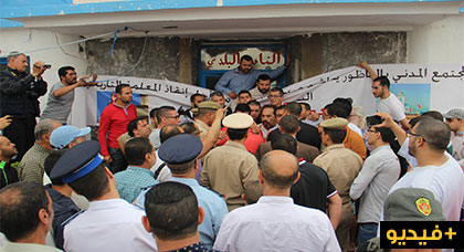 نشطاء يمنعون السلطات المحلية من تنفيذ قرار إغلاق مقهى النادي البحري نشطاء يمنعون السلطات المحلية من تنفيذ قرار إغلاق مقهى النادي البحري