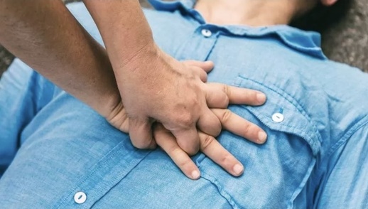 سكتة قلبية مفاجئة تنهي حياة سائق حافلة سياحية بمدخل الحسيمة سكتة قلبية مفاجئة تنهي حياة سائق حافلة سياحية بمدخل الحسيمة
