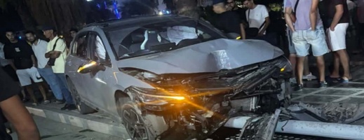 فقدان السيطرة على سيارة ينتهي بالاصطدام بعمود كهربائي بشارع 3 مارس بالناظور فقدان السيطرة على سيارة ينتهي بالاصطدام بعمود كهربائي بشارع 3 مارس بالناظور