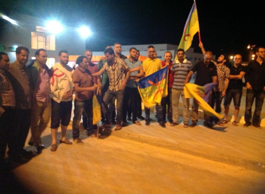 بالصور.. عائلة شاشا ونشطاء أمازيغ يعتصمون بالمطار بعد تهريب جثته وينجحون في إعادتها لينطلق الموكب بالصور.. عائلة شاشا ونشطاء أمازيغ يعتصمون بالمطار بعد تهريب جثته وينجحون في إعادتها لينطلق الموكب