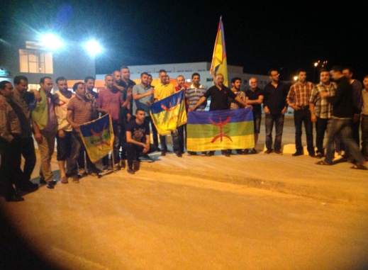 بالصور.. عائلة شاشا ونشطاء أمازيغ يعتصمون بالمطار بعد تهريب جثته وينجحون في إعادتها لينطلق الموكب بالصور.. عائلة شاشا ونشطاء أمازيغ يعتصمون بالمطار بعد تهريب جثته وينجحون في إعادتها لينطلق الموكب