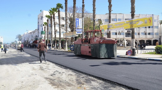 جماعة العروي تُطلق المرحلة الأولى لمشروع إعادة تزفيت الشوارع بمليار سنتيم