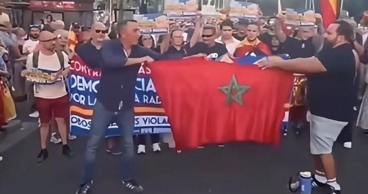 غضب على مواقع التواصل بعد تمزيق العلم المغربي ودعوات لمسيرة أمام السفارة الإسبانية غضب على مواقع التواصل بعد تمزيق العلم المغربي ودعوات لمسيرة أمام السفارة الإسبانية