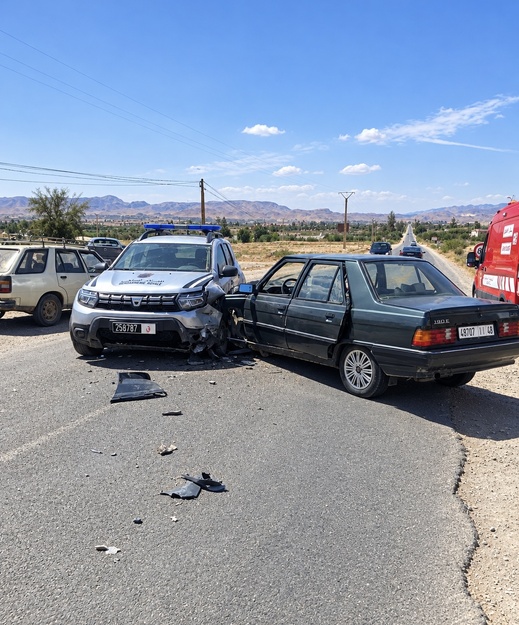 اصطدام بين سيارة للدرك الملكي وأخرى للنقل السري بمدخل زايو يخلّف خسائر مادية جسيمة اصطدام بين سيارة للدرك الملكي وأخرى للنقل السري بمدخل زايو يخلّف خسائر مادية جسيمة