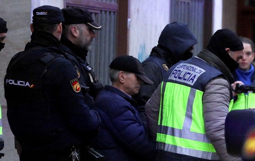 شرطة سبتة توقف 8 أشخاص على خلفية اعتداءات وسرقات باستعمال السلاح ضد "حراكة" قاصرين شرطة سبتة توقف 8 أشخاص على خلفية اعتداءات وسرقات باستعمال السلاح ضد "حراكة" قاصرين