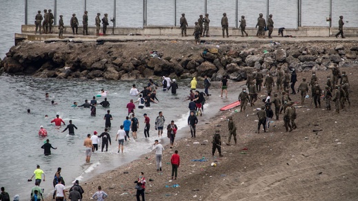 تقديرات حكومية إسبانية: ما بين 9 و10 آلاف مهاجر لا يزالون داخل مدينة سبتة