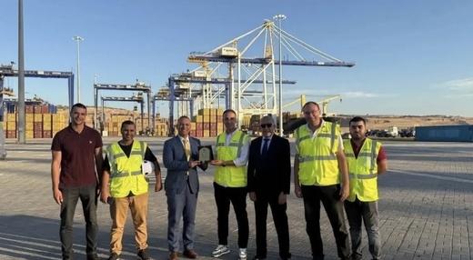ميناء الناظور غرب المتوسط يشهد أولى عمليات مناولة الحاويات بكفاءات مغربية ميناء الناظور غرب المتوسط يشهد أولى عمليات مناولة الحاويات بكفاءات مغربية