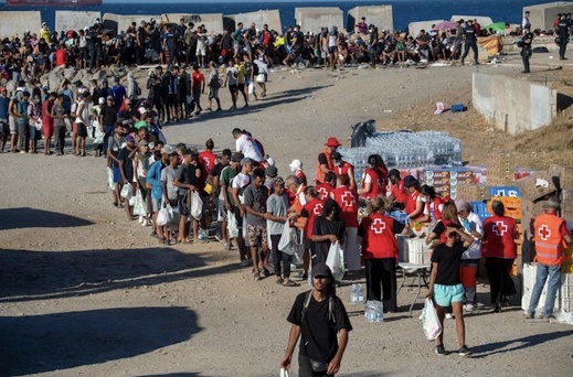 إسبانيا تبدأ الإرجاع الفوري لمئات المهاجرين غير النظاميين من سبتة بتنسيق مع السلطات المغربية إسبانيا تبدأ الإرجاع الفوري لمئات المهاجرين غير النظاميين من سبتة بتنسيق مع السلطات المغربية