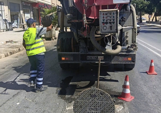 تطهير شبكات تصريف المياه بالناظور لتعزيز جاهزيتها استعداداً للموسم المطري تطهير شبكات تصريف المياه بالناظور لتعزيز جاهزيتها استعداداً للموسم المطري