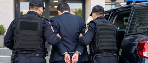 توقيف مدير وكالة بنكية بالناظور بشبهة اختلاس نحو 80 مليون سنتيم وإيداعه السجن توقيف مدير وكالة بنكية بالناظور بشبهة اختلاس نحو 80 مليون سنتيم وإيداعه السجن