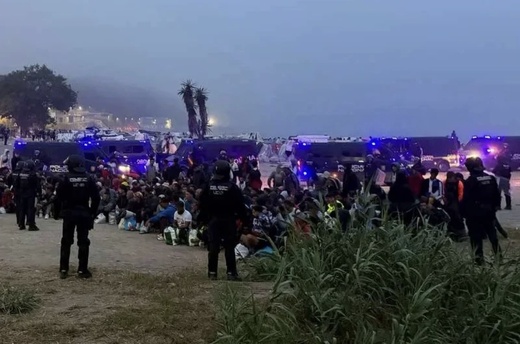 استنفار بالأسلحة الثقيلة والمدرعات: الجيش الإسباني يتدخل لتصفية مخيم المهاجرين بسبتة استنفار بالأسلحة الثقيلة والمدرعات: الجيش الإسباني يتدخل لتصفية مخيم المهاجرين بسبتة