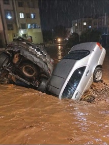أمطار غزيرة وسيول تجرف سيارات ببني بوعياش