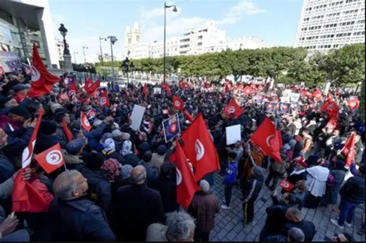 احتجاجا على غلاء المعيشة.. التونسيون ينزلون إلى الشارع احتجاجا على غلاء المعيشة.. التونسيون ينزلون إلى الشارع
