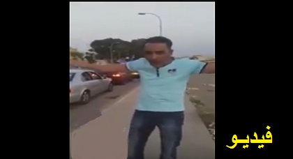 شاهدوا مهاجرا ناظوريا ينفجر غضبا بسبب التأخر الذي يتسبب فيه الأمن أثناء عبور المسافرين بميناء بني أنصار