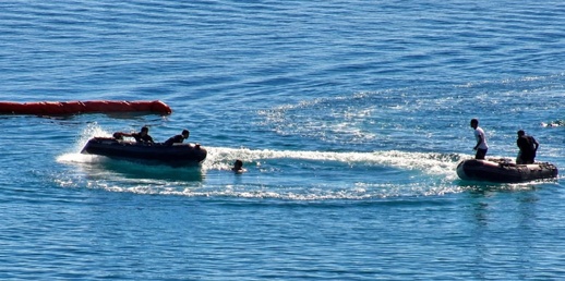 زورقان مغربيان يعترضان مهاجرا حاول العودة سباحة إلى سبتة أثناء إبعاده نحو المغرب زورقان مغربيان يعترضان مهاجرا حاول العودة سباحة إلى سبتة أثناء إبعاده نحو المغرب