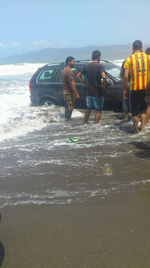 إنزلاق سيارة الى داخل مياه البحر بشاطئ سواني بعد محاولة صاحبها تنظيفها بمياه البحر إنزلاق سيارة الى داخل مياه البحر بشاطئ سواني بعد محاولة صاحبها تنظيفها بمياه البحر