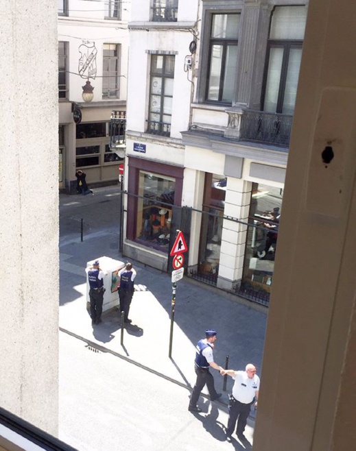 عودة الاستنفار الأمني المكثف الى أحياء بروكسل بعد ان هدأت الامور نسبيا لهذا السبب عودة الاستنفار الأمني المكثف الى أحياء بروكسل بعد ان هدأت الامور نسبيا لهذا السبب